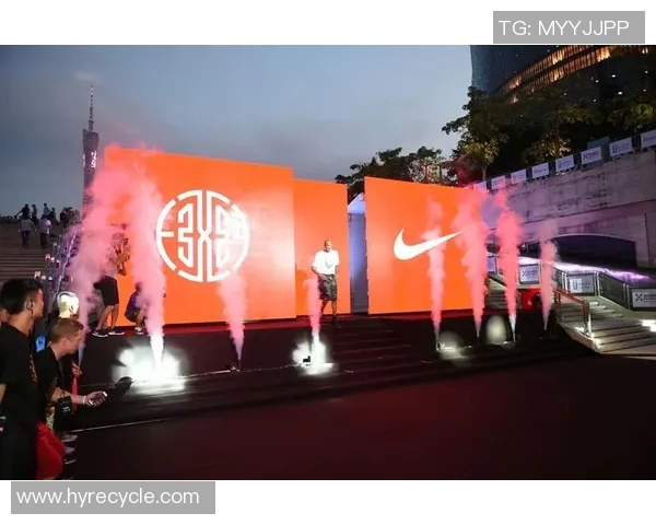 足球明星首次见到自己栩栩如生的蜡像感动不已分享背后故事与心路历程