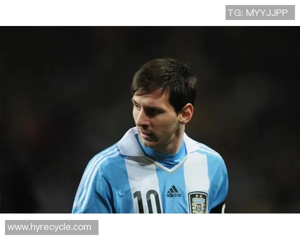 足球明星黑色衬衫搭配女款时尚造型图片欣赏与解析